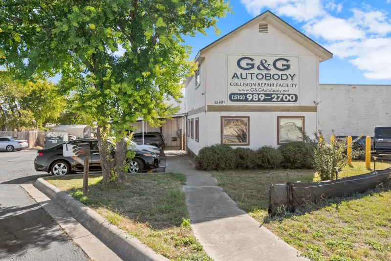 Exterior of the G&G AutoBody shop building